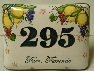 cod.art: nc08 - Mattonella in ceramica leggermente bombata cm 17x13 con limoni con uva in alto e scritta personalizzata. 